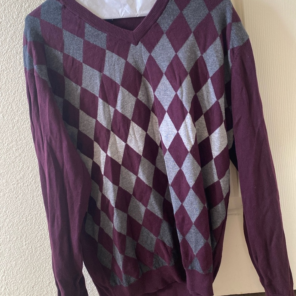 Roundtree & Yorke Sweater, size large. Color is burgundy w/ grey diamonds.